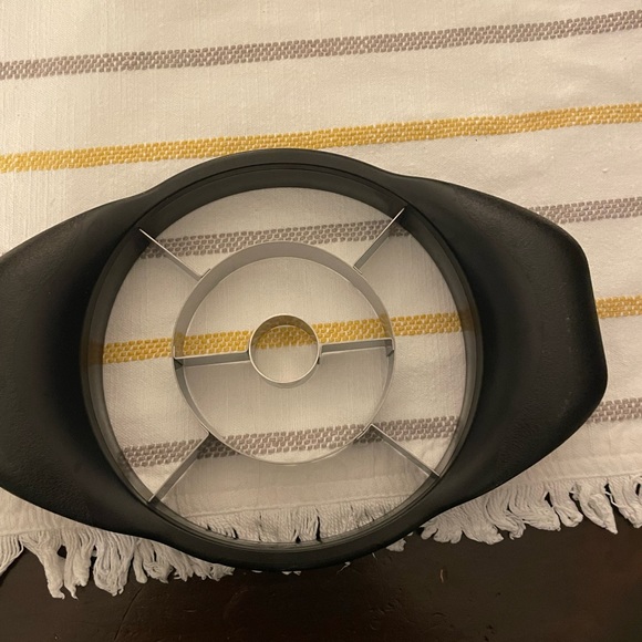 Pampered chef pineapple cutter - Picture 3 of 3